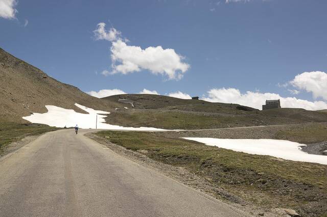Mooie weg naar de top van de Iseran Berg in 2007